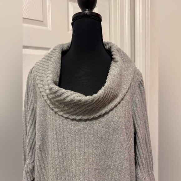 Elegant Gray Women's Dress - Picture 3 of 10